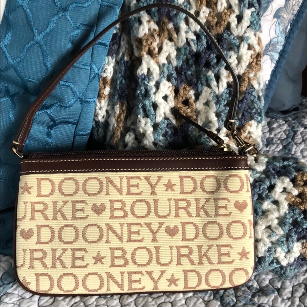 Preowned Dooney & Bourke Wristlet in Sig Fabric